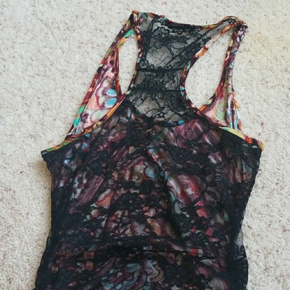 🔥 All $10 items 2/$15! // Lace Back Tank - Picture 4 of 4